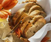 Hefezopf mit Rosinen neben Blumen