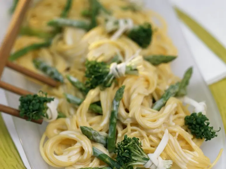Pasta mit grünem Spargel und Kresse