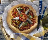 Pizza mit Sardinen und Tomaten