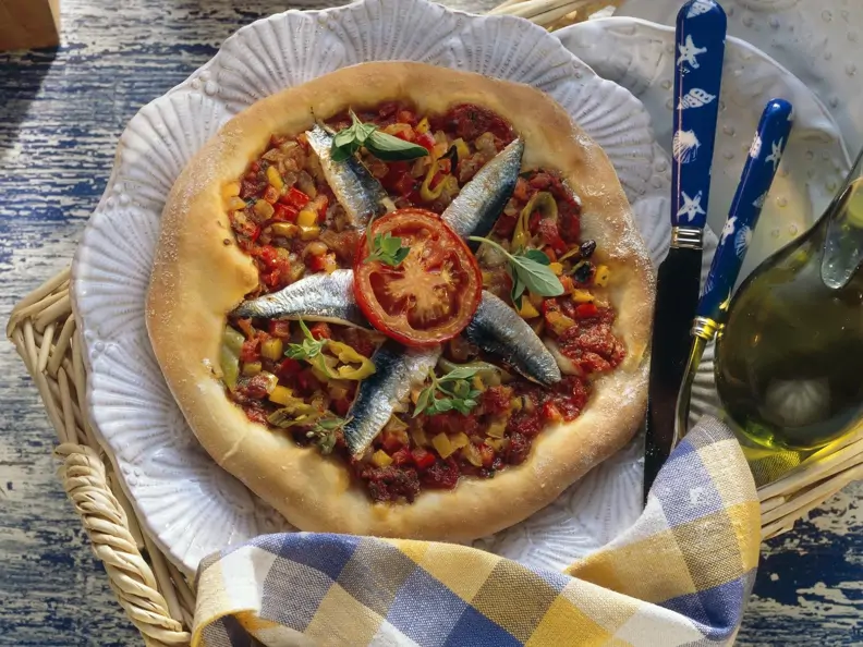 Pizza mit Sardinen und Tomaten