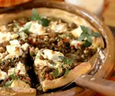 Quiche mit Lammfleisch, Rosinen, Pinienkernen und Feta