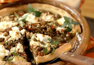 Quiche mit Lammfleisch, Rosinen, Pinienkernen und Feta