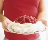 Russische Baisertorte mit Himbeeren (Pavolva)