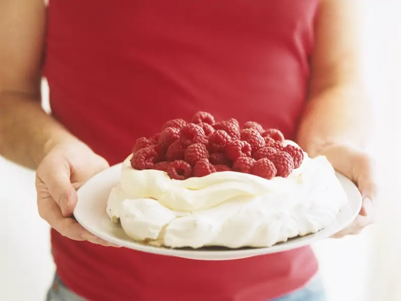 Russische Baisertorte mit Himbeeren (Pavolva)