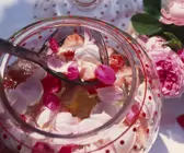 Rosenbowle mit Erdbeeren
