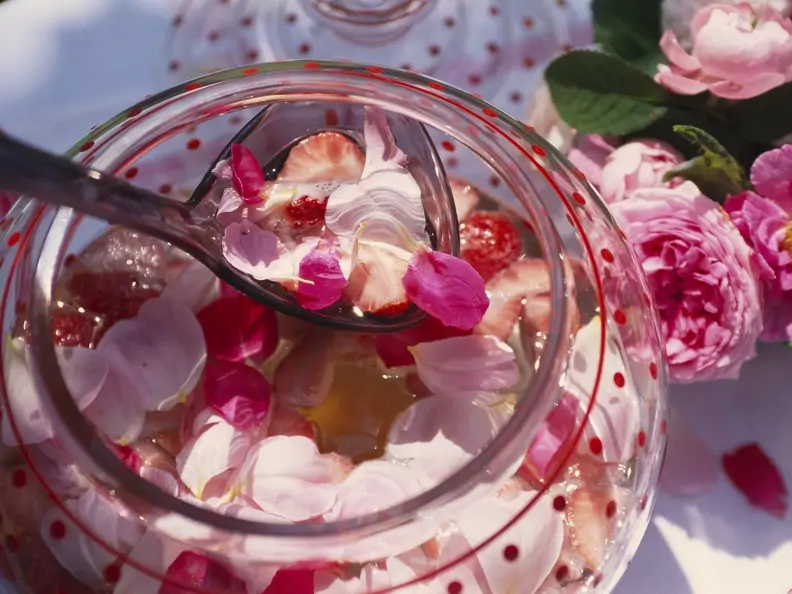Rosenbowle mit Erdbeeren