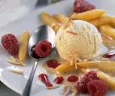 Süße Schupfnudeln mit Vanilleeis, Himbeeren und Nusssoße
