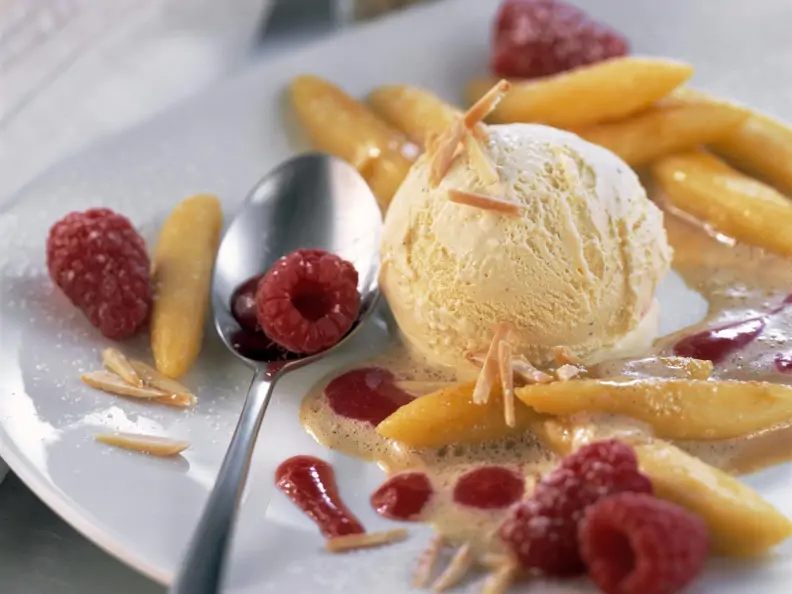 Süße Schupfnudeln mit Vanilleeis, Himbeeren und Nusssoße