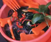 Gruseliger Halloween-Nudelsalat