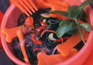 Gruseliger Halloween-Nudelsalat
