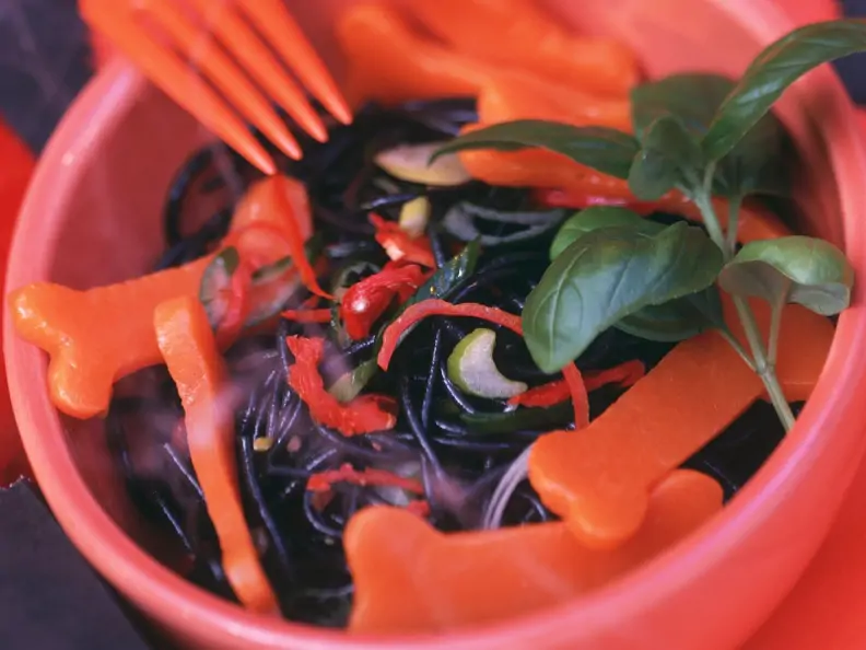 Gruseliger Halloween-Nudelsalat