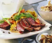 Rinderfiletsteak mit exotischem Obst und Mandelreis