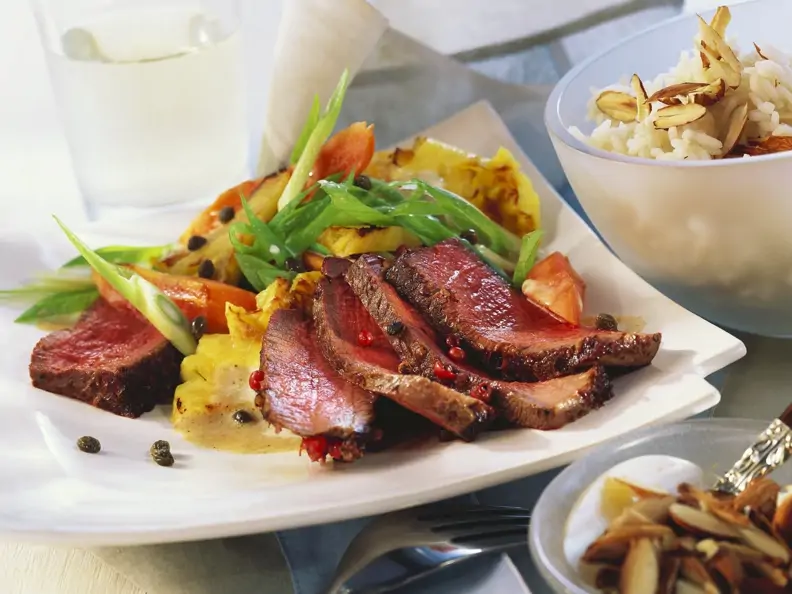 Rinderfiletsteak mit exotischem Obst und Mandelreis