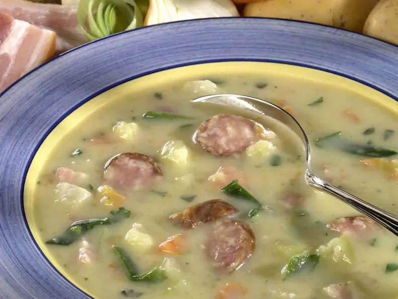 Deftige Kartoffelsuppe mit Bauchfleisch und Mettwurst