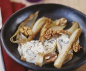 Gebratener Chicorée mit Gorgonzolasoße und Walnusskernen