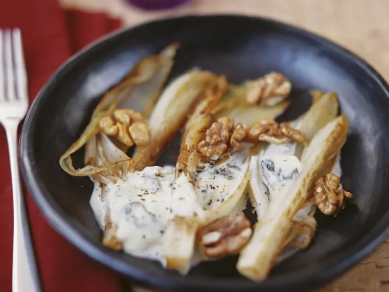 Gebratener Chicorée mit Gorgonzolasoße und Walnusskernen