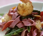 Rosa Bandnudeln mit Shrimps