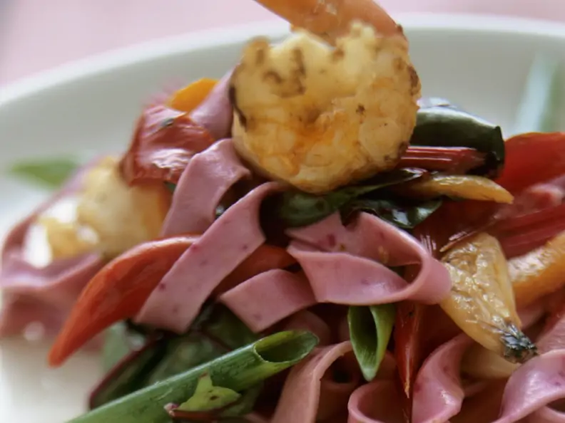Rosa Bandnudeln mit Shrimps