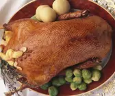 Weihnachtlicher Gänsebraten mit Klößen und Rosenkohl