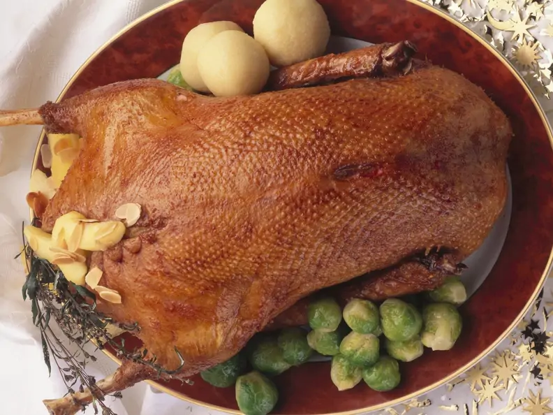 Weihnachtlicher Gänsebraten mit Klößen und Rosenkohl
