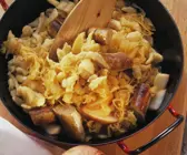 Wurstpfanne mit Kraut, Spätzle und Äpfeln