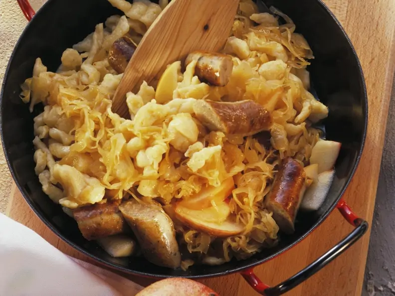 Wurstpfanne mit Kraut, Spätzle und Äpfeln