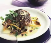Entenkeule im Chili-Erdnuss-Mantel und Gemüse