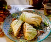Rouladen aus Chinakohl mit Tofu und Pecannüssen