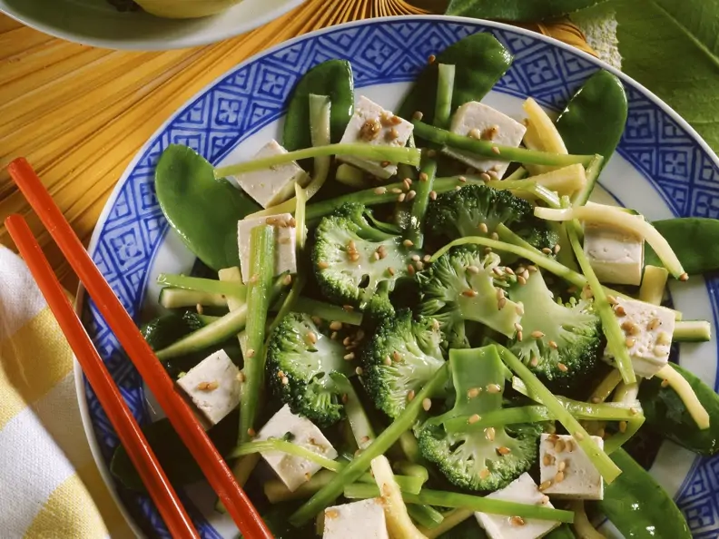 Chinapfanne mit Tofu und grünem Gemüse