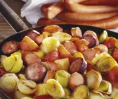 Würstchen-Lauch-Pfanne mit Kartoffeln