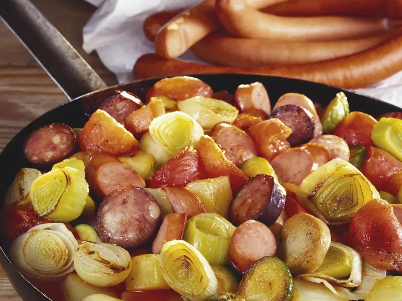 Würstchen-Lauch-Pfanne mit Kartoffeln