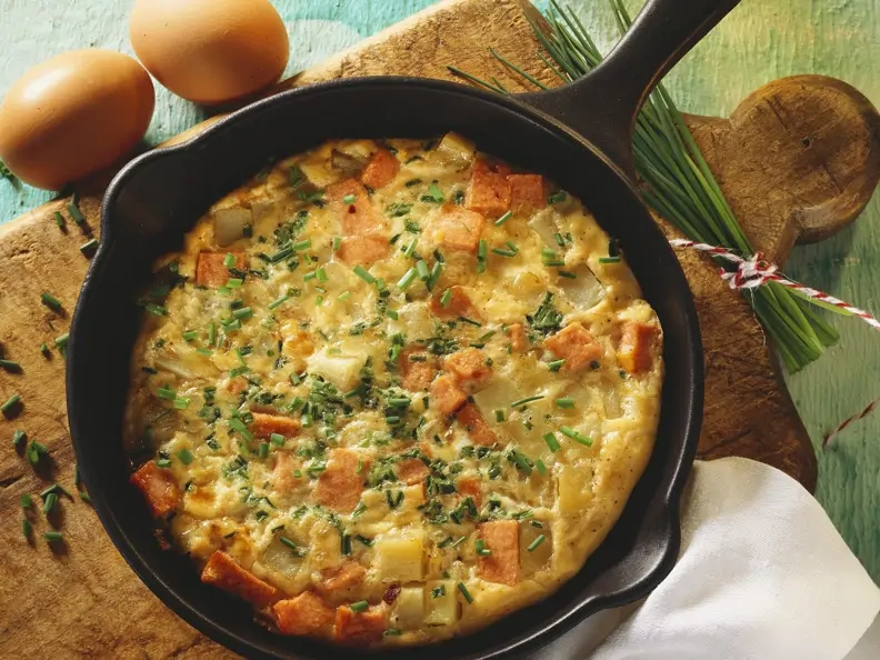 Omelette mit Kartoffeln und Wurst