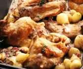 Geschmortes Kaninchen mit Zwiebelgemüse