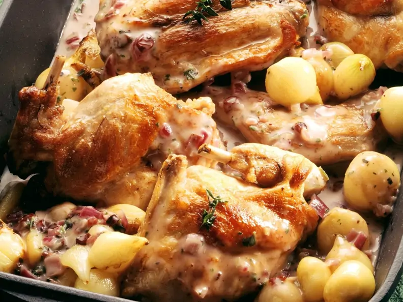 Geschmortes Kaninchen mit Zwiebelgemüse