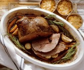 Gebratene Hirschkeule mit Gemüse dazu kleines Kürbisgratin