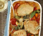 Schweineschnitzel mit buntem Gemüse und Ofenkartoffeln
