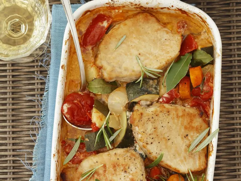 Schweineschnitzel mit buntem Gemüse und Ofenkartoffeln
