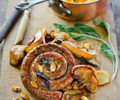 Schnecken-Bratwurst mit Apfel dazu Kürbisbrei