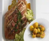 Würzige Spanferkelkeule mit Kohl und Kartoffeln