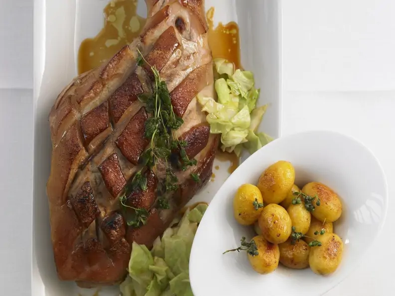 Würzige Spanferkelkeule mit Kohl und Kartoffeln