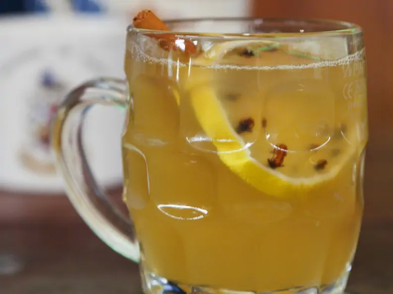 Wintercocktail auf englische Art (Hot Toddy)