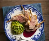 Lammkoteletts mit Lauch dazu Weinsoße mit Honig