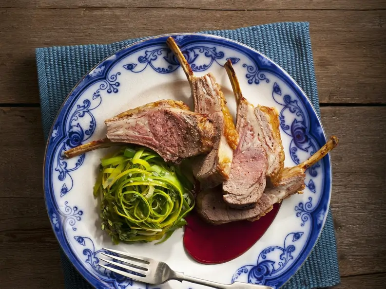 Lammkoteletts mit Lauch dazu Weinsoße mit Honig