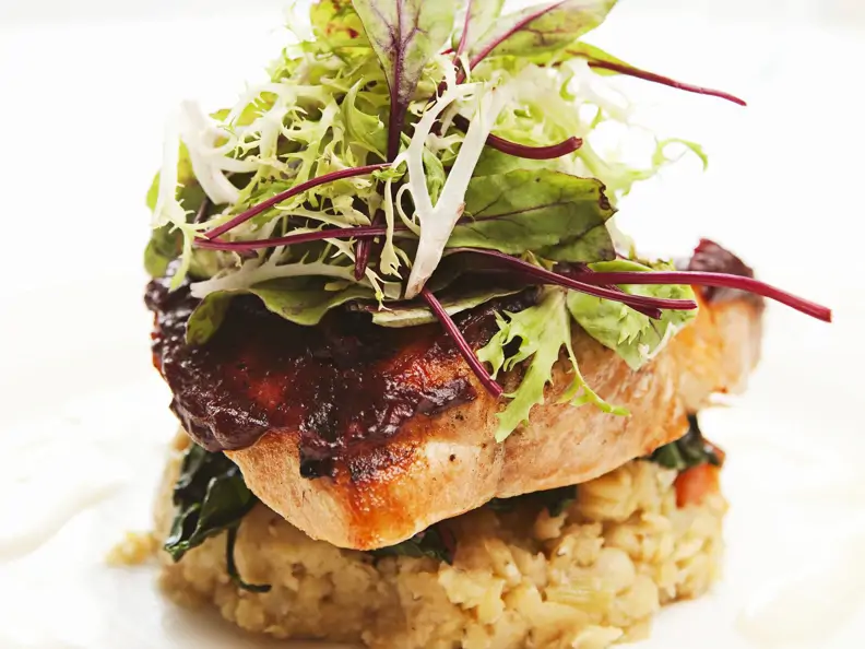 Gegrillter Lachs mit Linsen, Kräutersalat und Honig-Ziegenkäse-Emulsion