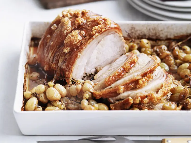 Knuspriger Schweinerollbraten mit Trauben