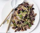Lammschulter mit Trauben und geröstetem grünem Weizen (Freekeh)