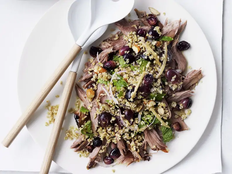Lammschulter mit Trauben und geröstetem grünem Weizen (Freekeh)