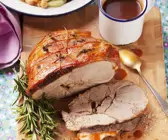 Rosmarin-Lammkeule mit Kichererbsensalat