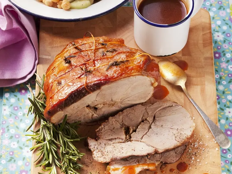 Rosmarin-Lammkeule mit Kichererbsensalat