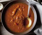 Tomatensuppe mit afrikanischem Relish (Chakalaka)